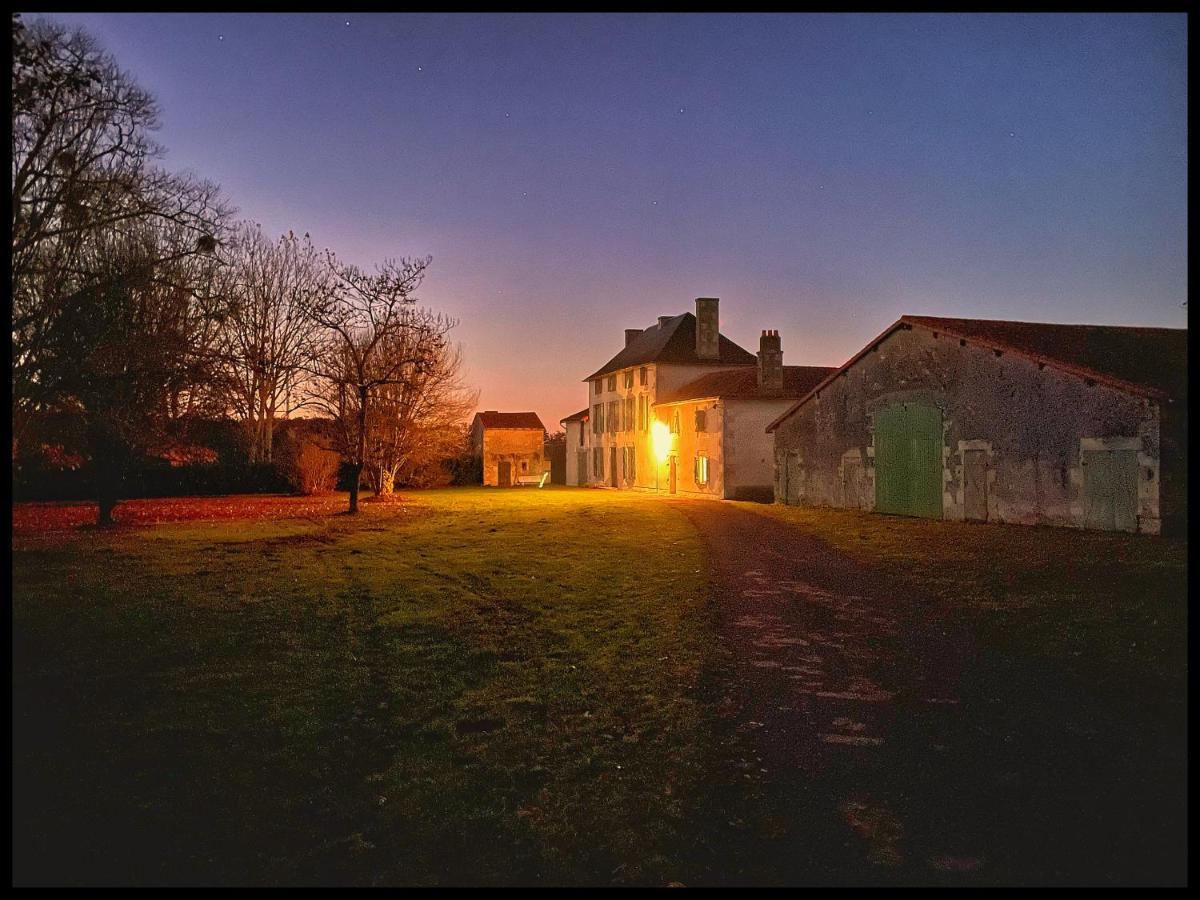Les Maisons Du Bonheur Bed and Breakfast Château-Garnier Esterno foto