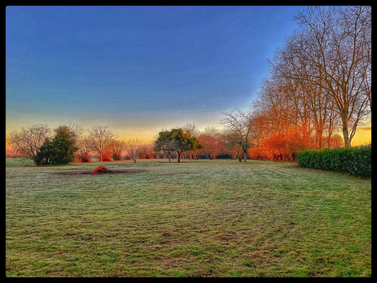 Les Maisons Du Bonheur Bed and Breakfast Château-Garnier Esterno foto